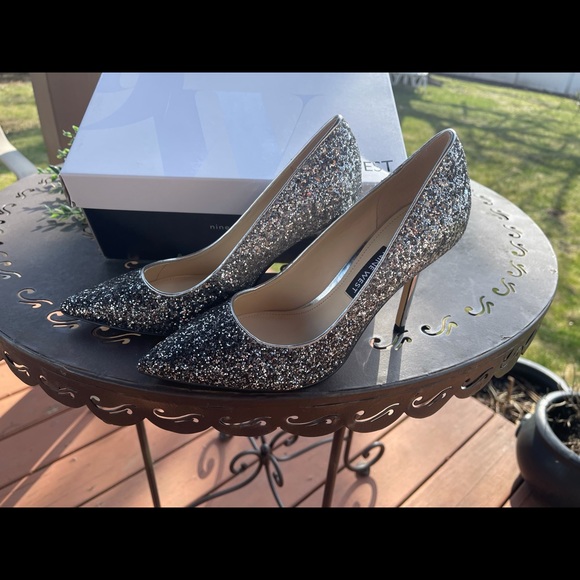 👠 NWOT gorgeous sparkly heels with silver heel - Picture 2 of 5